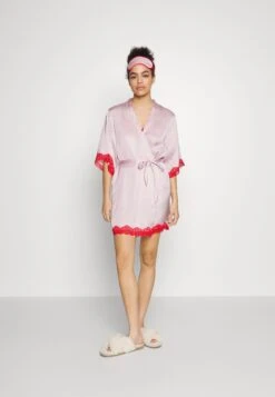 Anna Field 4 Piece Gift Set - Pyjama - Red/Pink -Anna Field 097fe8a7b06145aa96d63a3ca814d5c8 scaled