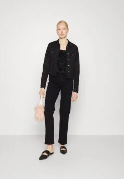 Anna Field -Anna Field 0f883544b9f24e3fa39f6d924c2919d7 scaled