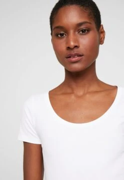 Anna Field 2 Pack- T-Shirt Basic - Black/White -Anna Field 17b1a389985b4b9d950440197194bed8 scaled