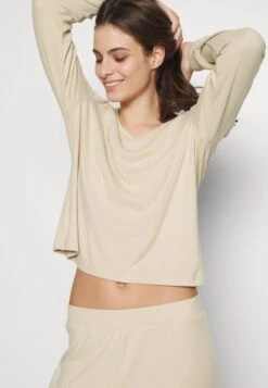 Anna Field Pyjama - Off-White 11 Anna Field Pyjama - Off-White -Anna Field 1f950543f22a49e99e0bf827dcb85ca5 scaled