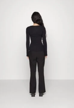 Button Detail - Trui - Black -Anna Field 25ce30d2bd4d4a82a948623baa823a98 scaled