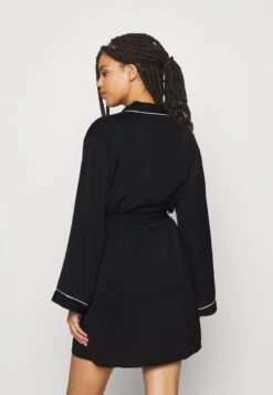 Anna Field Amanda Satin Dressing Gown - Badjas - Black -Anna Field 2ed7ad8212184e4ca1dc1b97ba75f567 scaled