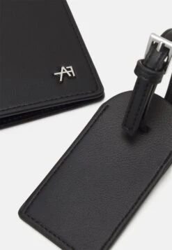 Anna Field Passport Case And Luggage Tag Set - Paspoorthouder - Black -Anna Field 3a491ff00f7a495fa8abceec7b9b8f16 scaled