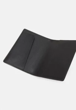 Anna Field Passport Case And Luggage Tag Set - Paspoorthouder - Black -Anna Field 6cebaff05c534c59aba96c1fb1c7ab54 scaled