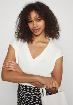 T-Shirt Basic - Off-White -Anna Field 7396f69cf9334655a4908ea604a7abef scaled