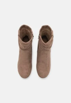 Anna Field Winter Boot - Enkellaarsjes Met Sleehak - Taupe 11 Anna Field Winter Boot - Enkellaarsjes Met Sleehak - Taupe -Anna Field c19865a230df4857a80dfad1dea5855a scaled