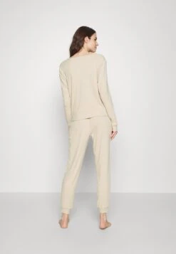 Anna Field Pyjama - Off-White 10 Anna Field Pyjama - Off-White -Anna Field c645c44a970a4bc1810f0b9f8efa1e58 scaled