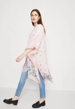 Anna Field Poncho - Pink 9 Anna Field Poncho - Pink -Anna Field ed66833729c5414485a643fb9042bf2e scaled